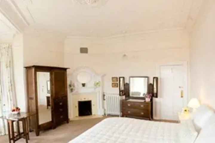 Room 6 of 11