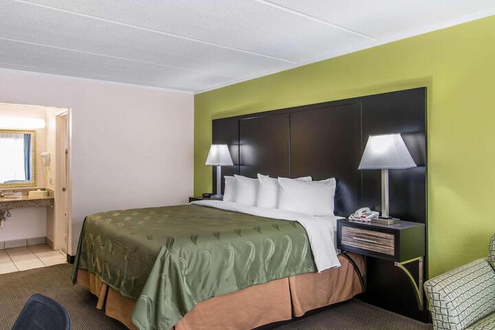 1 King Bed (2 of 13)
