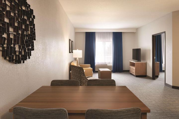 1 King Bed Mobility Accessible with Bathtub (5 of 7)
