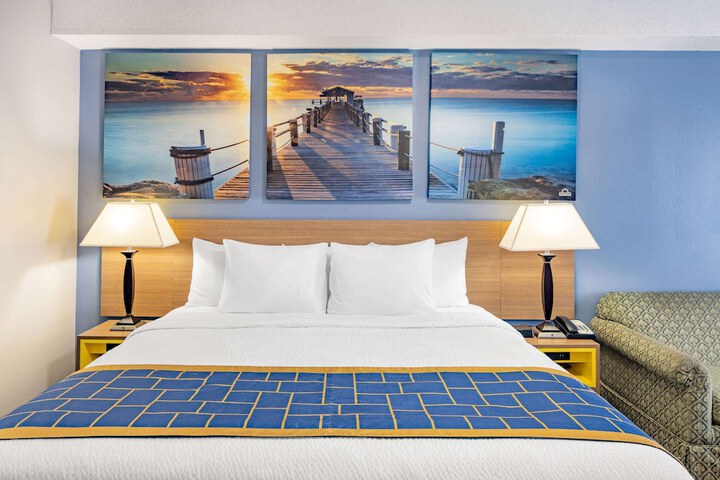 1 King Bed (3 of 22)