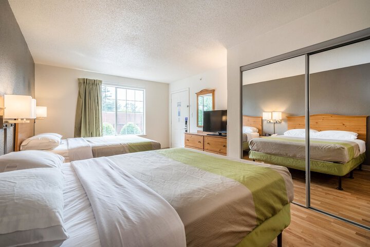 1 Queen Bed (10 of 14)
