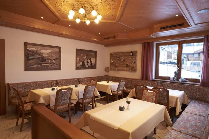 Dining 16 of 17