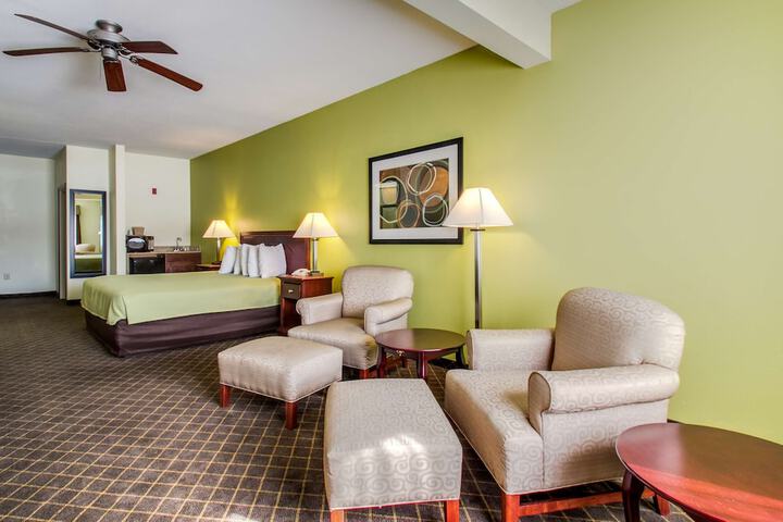 1 King Bed Microwave and Refrigerator WiFi Full Breakfast (4 of 12)