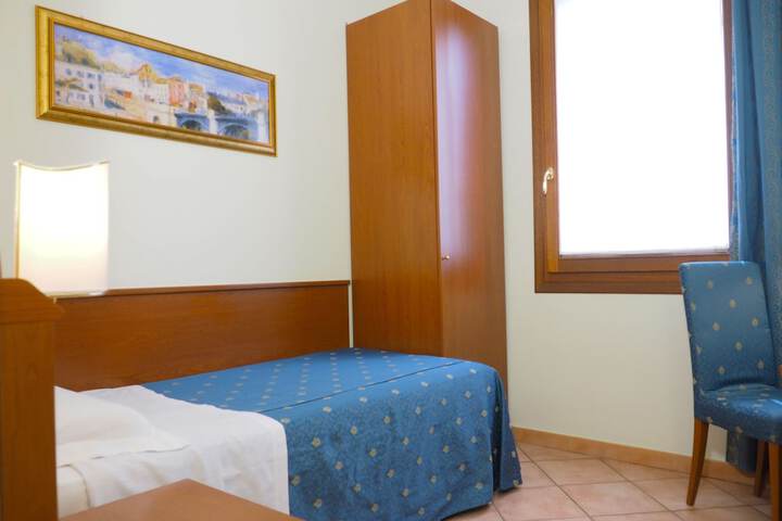 Room 9 of 37