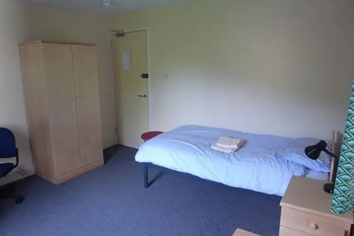 Room 5 of 12