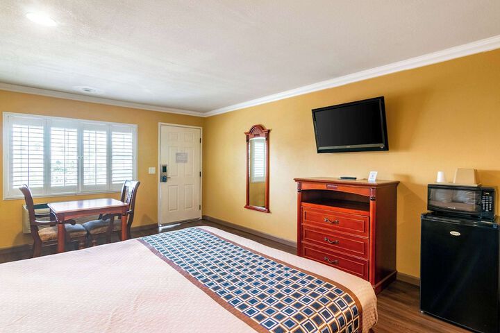 1 King Bed (5 of 15)
