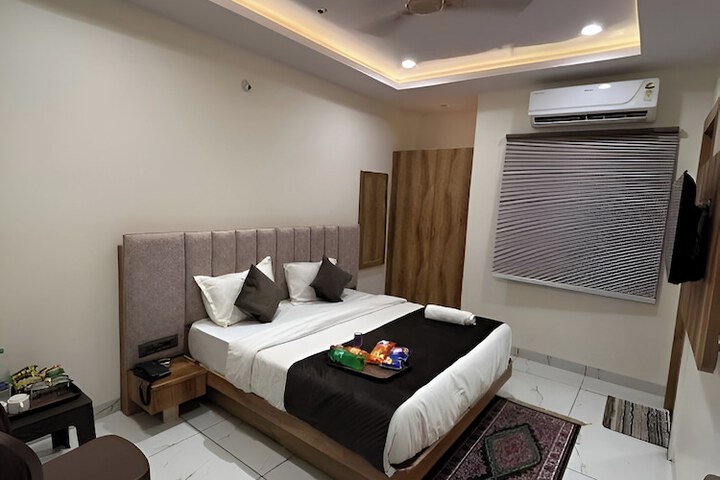 Room 10 of 32