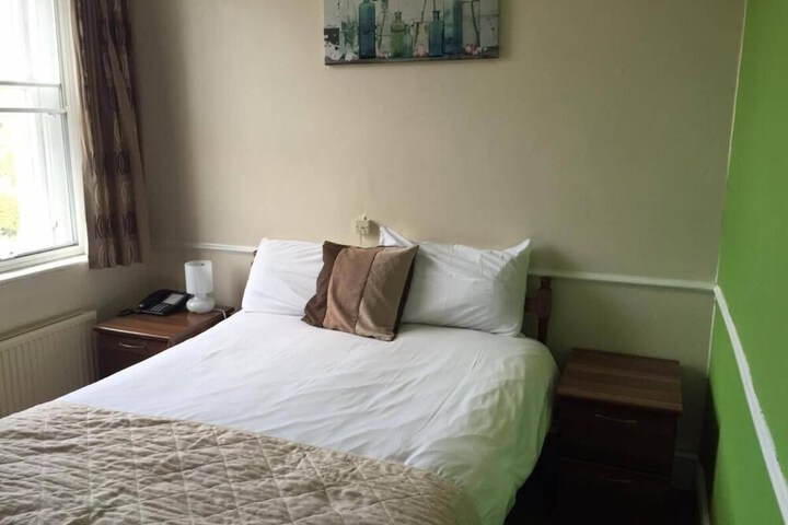 Room 6 of 8