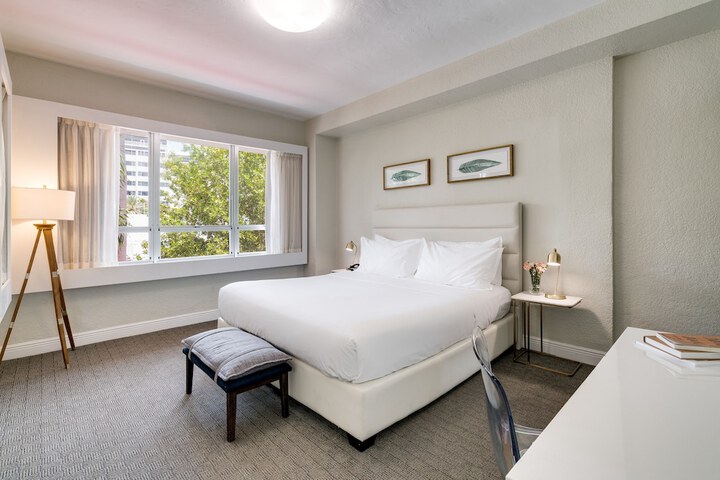1 King Bed (2 of 17)