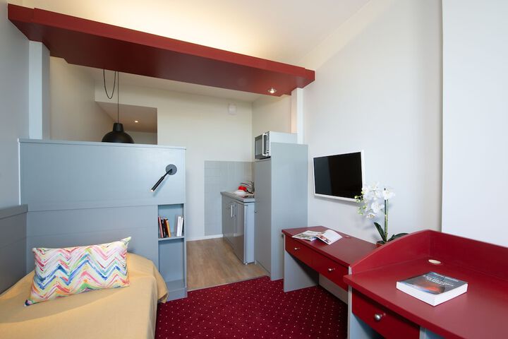 Room 8 of 9