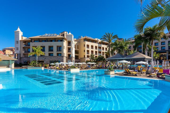Hotel Pool