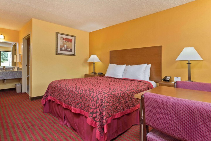 1 Queen Bed (9 of 13)