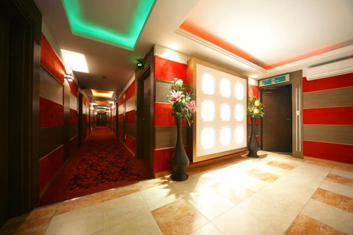 Ballroom/Hall 31 of 33
