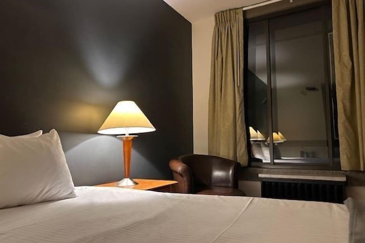 Interior Economy Queen Bed Pet Friendly (31 of 47)