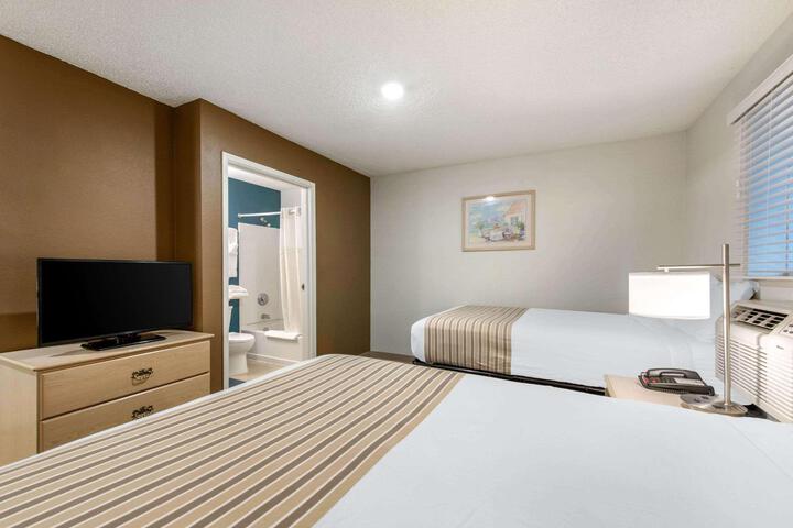 Standard Room, King or Two Doubles (2 of 15)