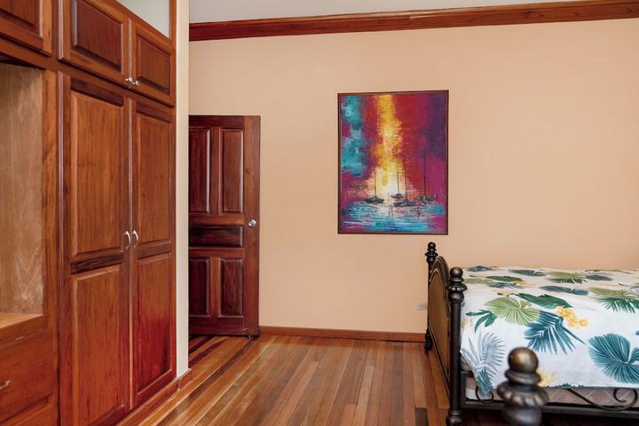 Room 122 of 927