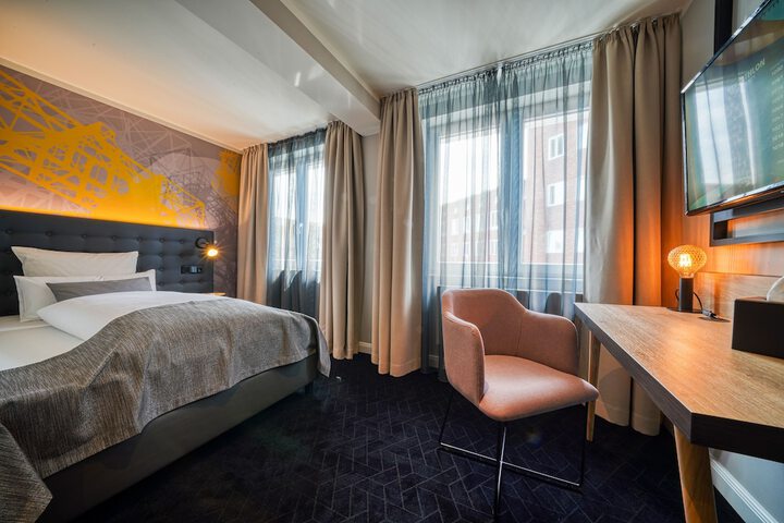 Room 6 of 33