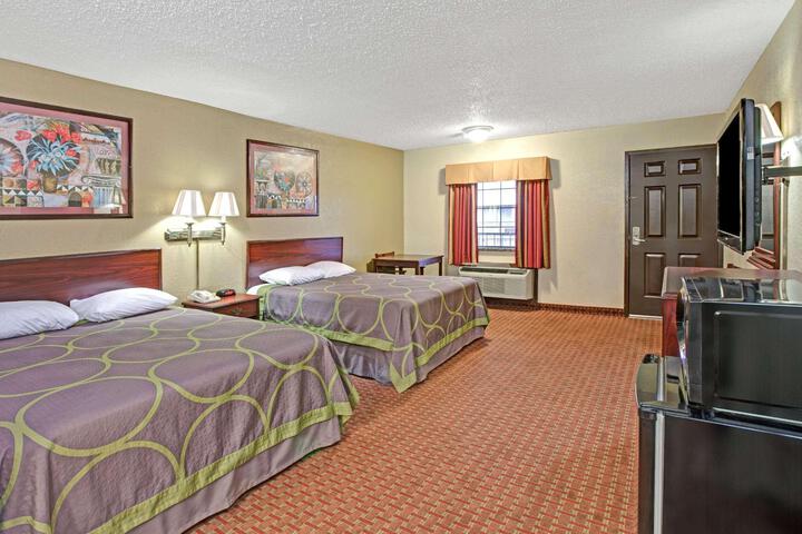 2 Queen Beds (12 of 14)