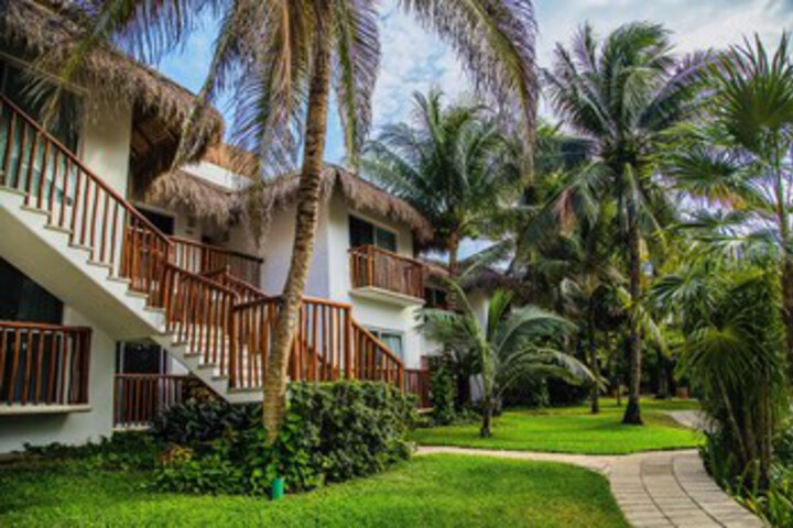 Hotel Exterior 10 of 18