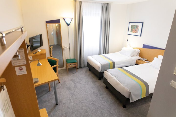 Room 8 of 83