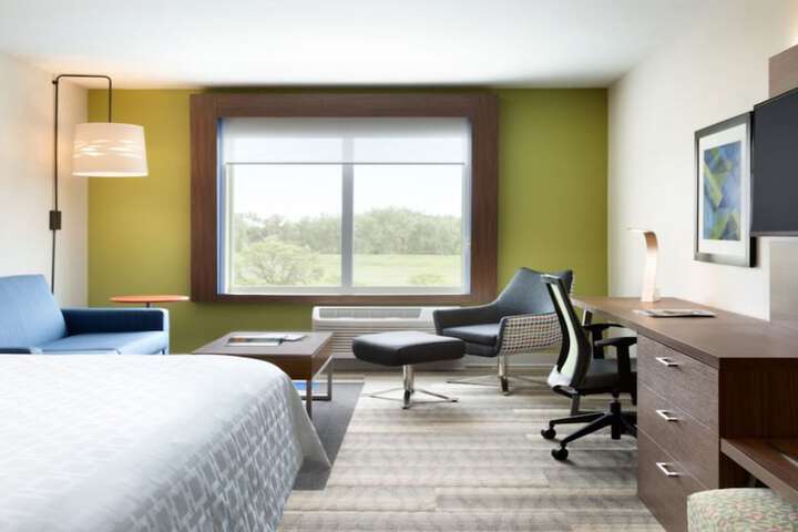 1 King Bed Suite (2 of 16)