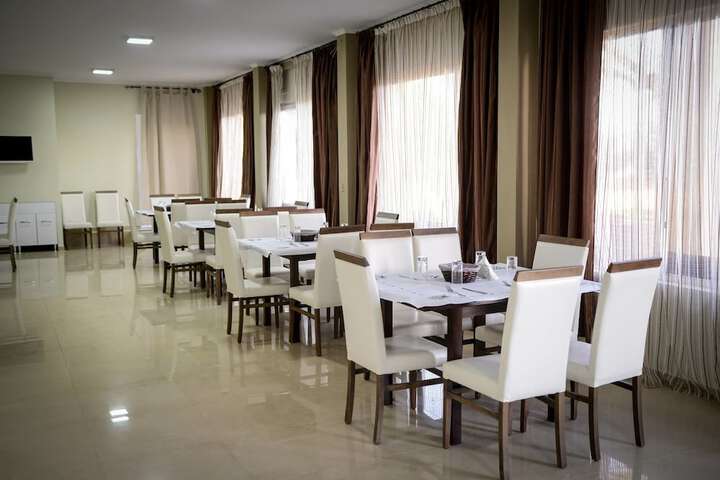 Dining 17 of 23