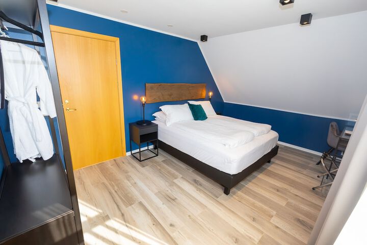 Room 17 of 37
