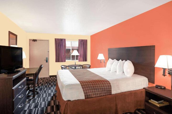 1 Queen Bed (2 of 12)