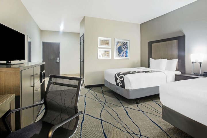 1 King Bed Accessible (11 of 17)