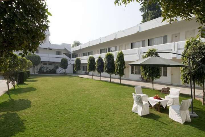 Hotel Exterior 35 of 36