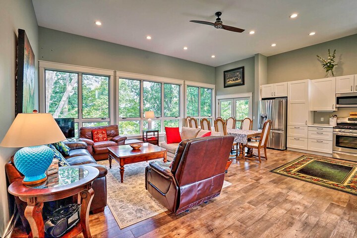 Grand Rapids Area Lakefront House w / Dock