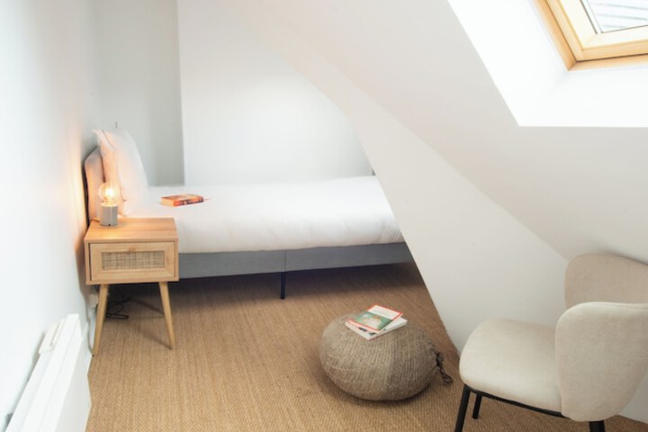 Room 33 of 188
