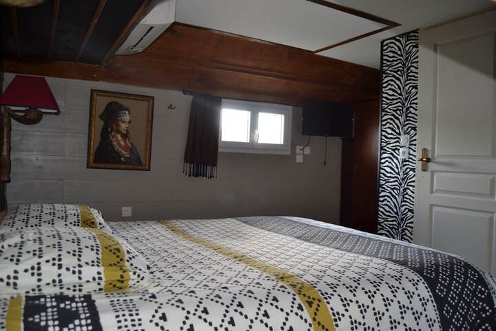 Room 16 of 122