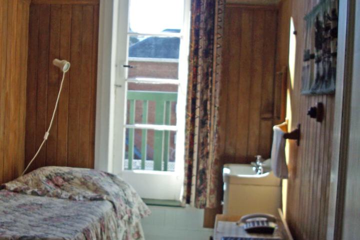 Room 3 of 40