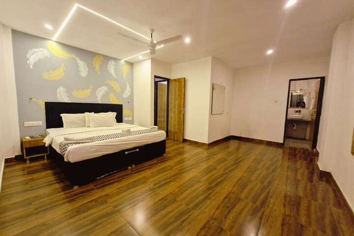 Room 32 of 94