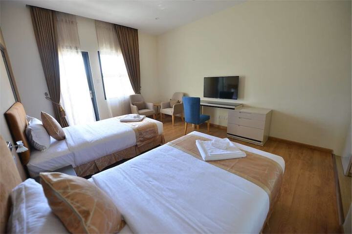 Room 10 of 76