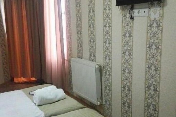 Room 8 of 33