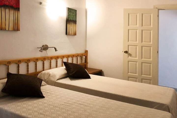 Room 6 of 103