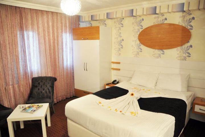 Room 13 of 36