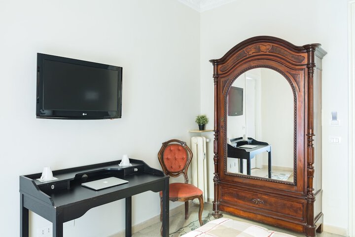 Room 9 of 37