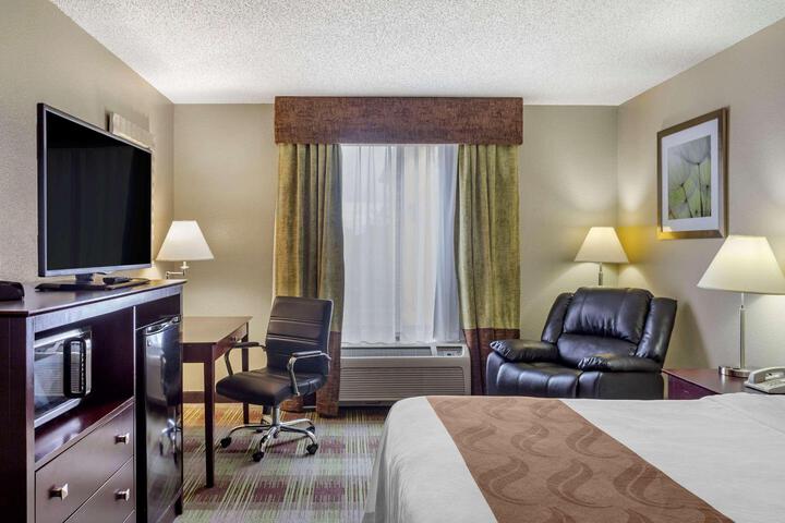 1 King Bed (10 of 17)