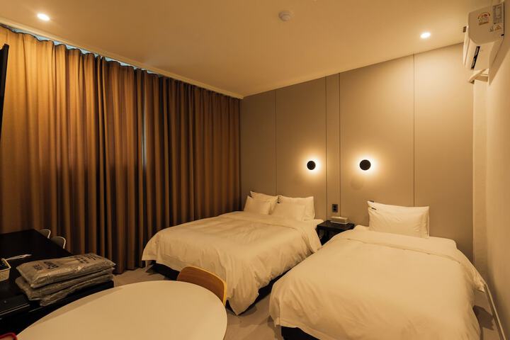 Room 14 of 80