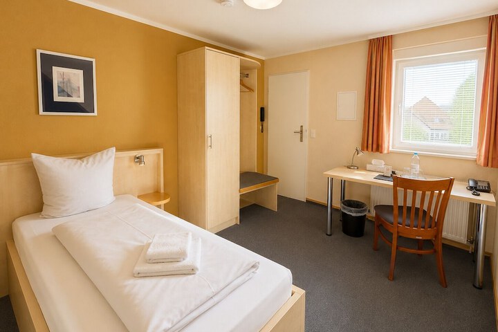 Room 3 of 28