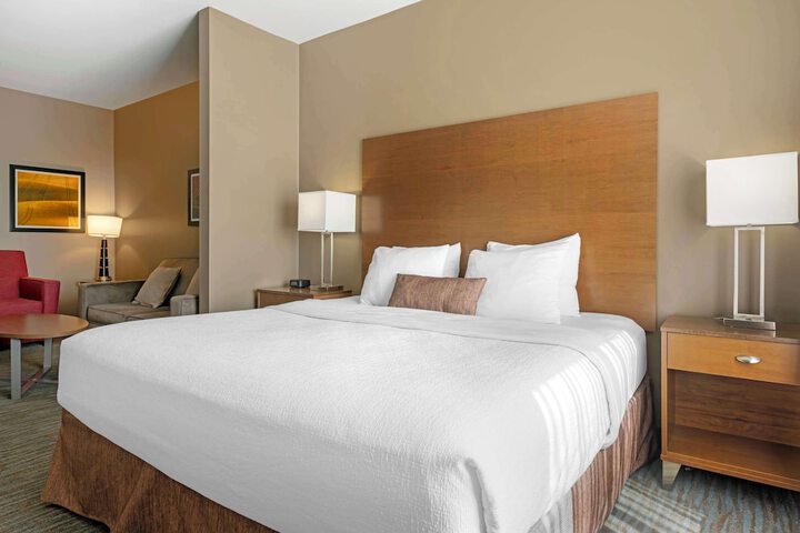 1 King Bed Microwave and Refrigerator WiFi Full Breakfast (13 of 19)