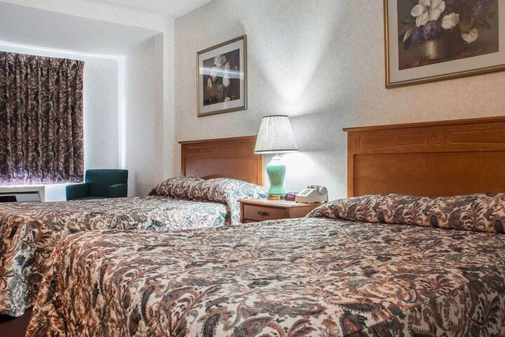 2 Queen Beds (2 of 5)