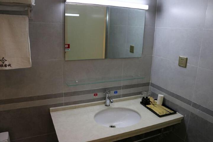 Room 30 of 142