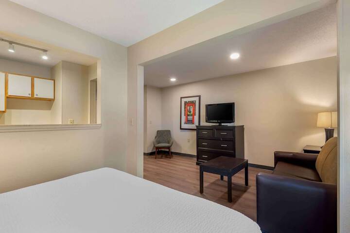 1 Queen Bed (1 of 14)