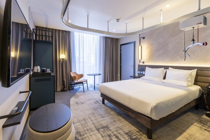 Room 15 of 94