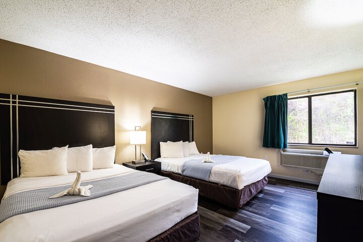 2 Queen Beds (5 of 19)