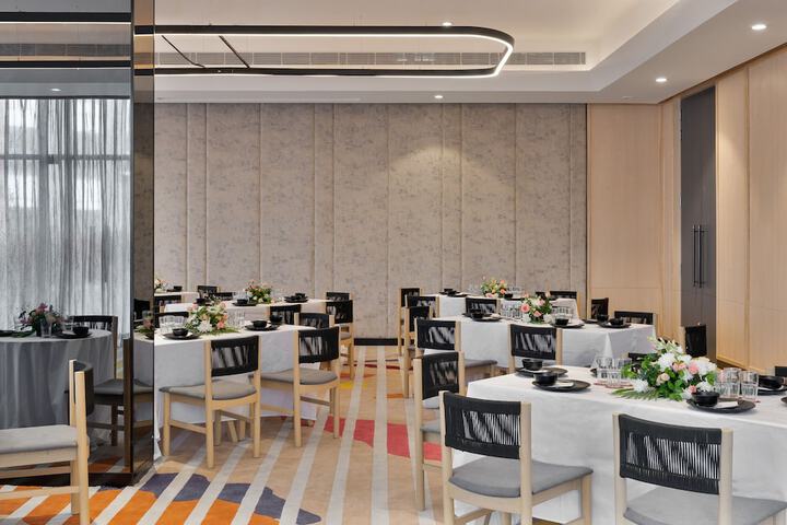Ballroom/Hall 70 of 80